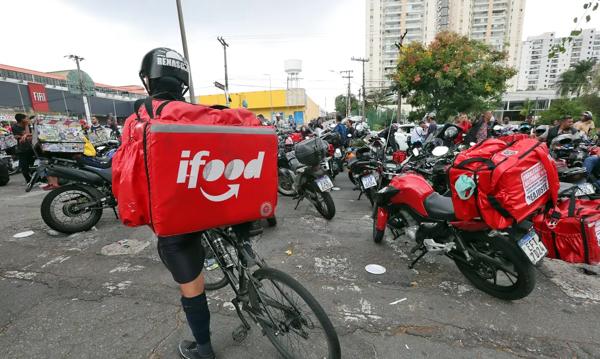 Entregador com mochila do Ifood.