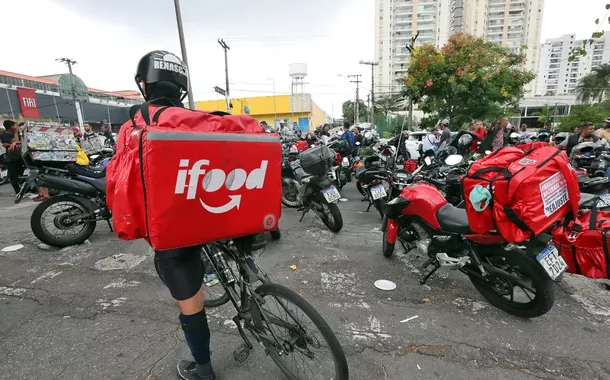 Entregador com mochila do Ifood. 