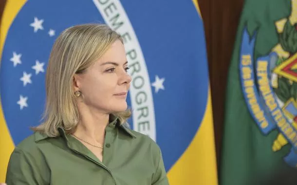 Gleisi condena "chantagens e sanções agressivas" de Trump e "conspiração" com bolsonaristas