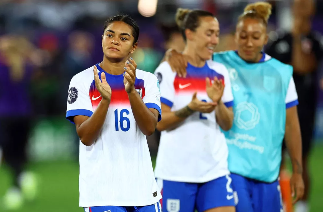 Jess Carter, zagueira da seleção da Inglaterra, em partida contra o País de Gales, na Euro 2025 