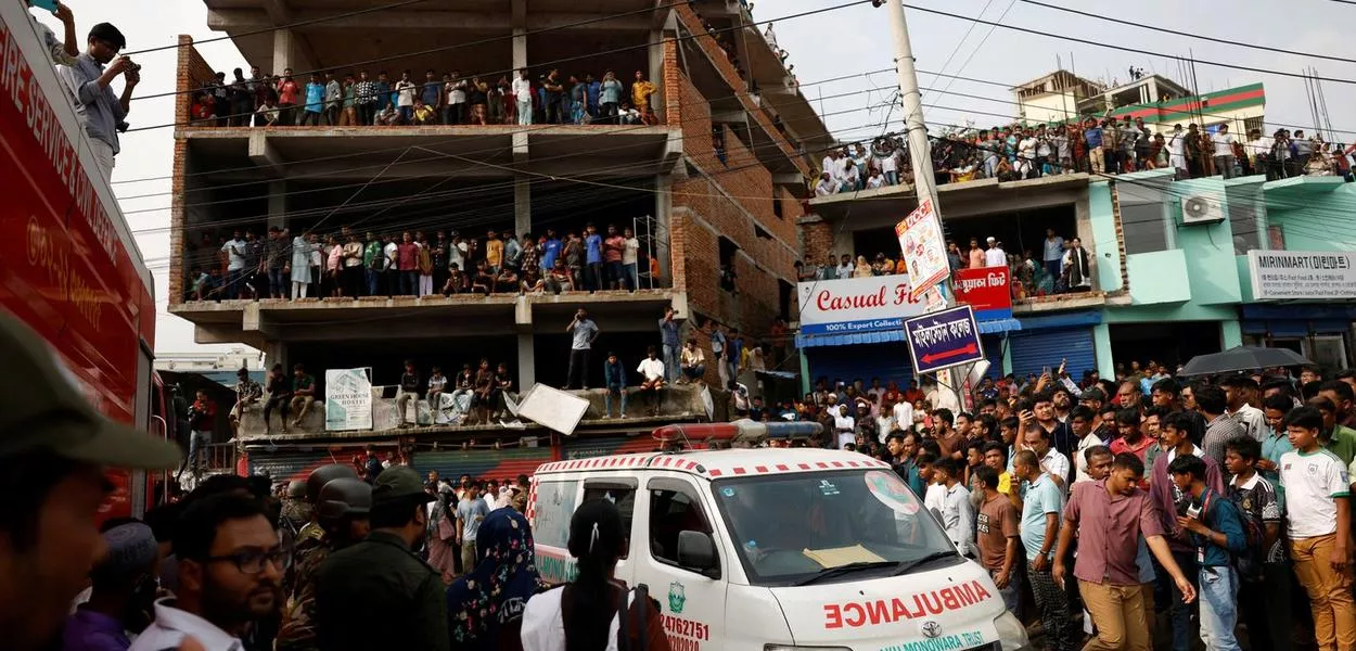 Ambulância passa perto do local de acidente aéreo em Daca, Bangladesh
 21/7/2025  