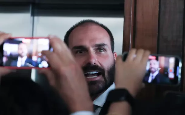 Câmara descarta cassação de Eduardo Bolsonaro por faltas em 2025 e debate ficará somente para 2026
