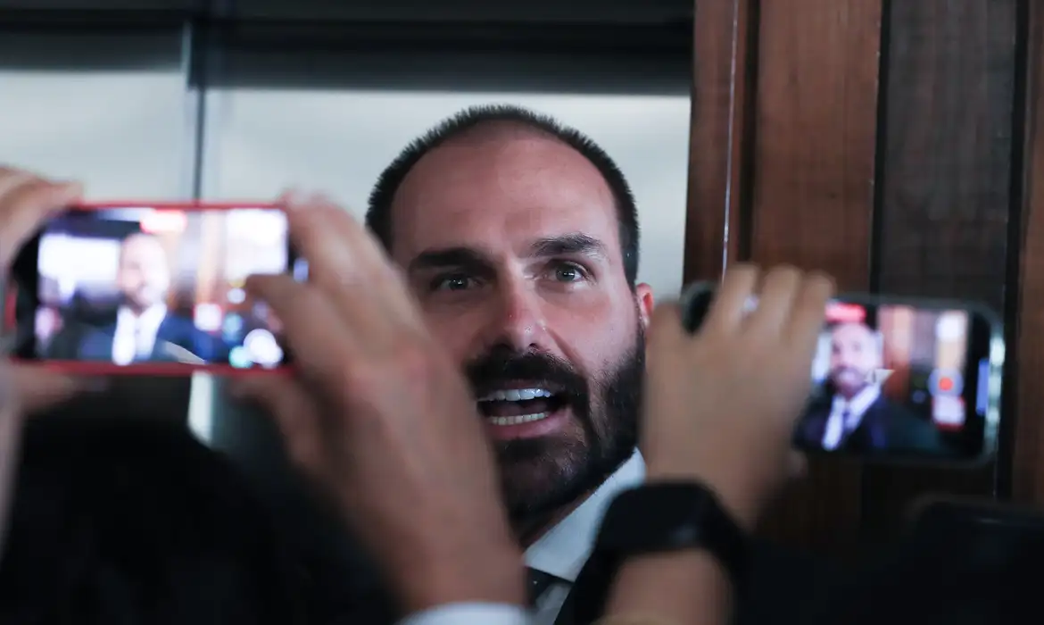 Eduardo Bolsonaro alerta ministros do STF sobre o risco de sanções pela Lei Magnitsky caso apoiem Moraes no julgamento envolvendo seu pai.