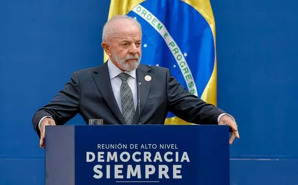 Presidente da República, Luiz Inácio Lula da Silva, durante declaração conjunta à imprensa. Palácio de La Moneda, Santiago - Chile.
 Foto: Ricardo Stuckert / PR