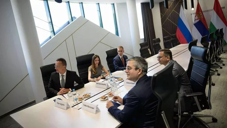 2O ministro das Relações Exteriores da Hungria, Peter Szijjarto, discute um novo projeto de gasoduto por meio de videochamada com os ministros de energia da Rússia e da Sérvia, Budapeste - 21/07/2025