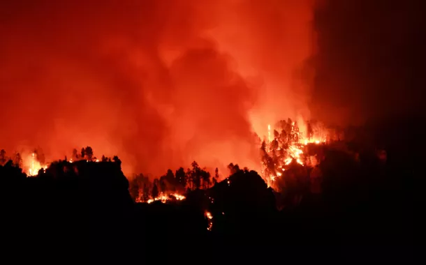 O incêndio Dragon Bravo queima na borda norte, visto de Grandeur Point, na borda sul do Grand Canyon, Arizona, EUA, em 14 de julho de 2025.