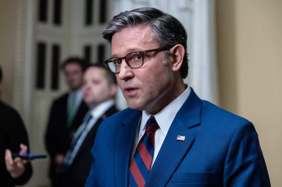 O presidente da Câmara, Mike Johnson (Republicano-LA), fala com repórteres antes da votação para aprovar a Lei de Assistência Americana no Capitólio, em Washington, EUA, em 19 de dezembro de 2024. A legislação não foi aprovada pela Câmara por 174 votos a 235
