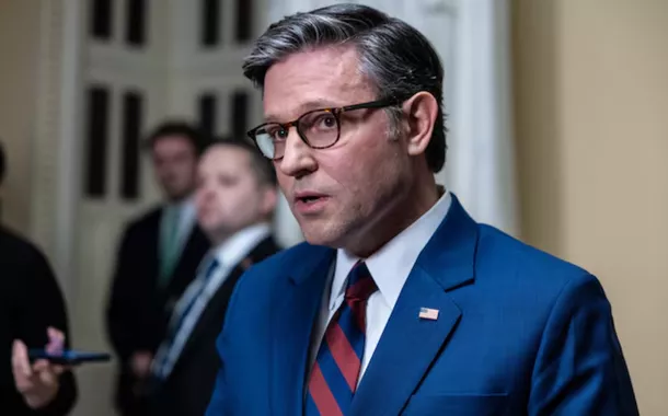 O presidente da Câmara, Mike Johnson (Republicano-LA), fala com repórteres antes da votação para aprovar a Lei de Assistência Americana no Capitólio, em Washington, EUA, em 19 de dezembro de 2024. A legislação não foi aprovada pela Câmara por 174 votos a 235