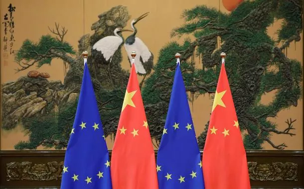 Bandeiras da União Europeia e da China na cúpula China-UE em Pequim, China