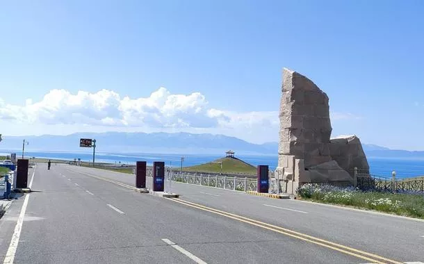 Estrada para o Lago Sayram, Prefeitura de Bortala, próxima às Montanhas Tian, na Região Autônoma Uigur de Xinjiang