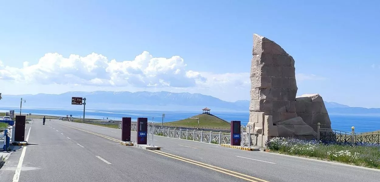 Estrada para o Lago Sayram, Prefeitura de Bortala, próxima às Montanhas Tian, na Região Autônoma Uigur de Xinjiang