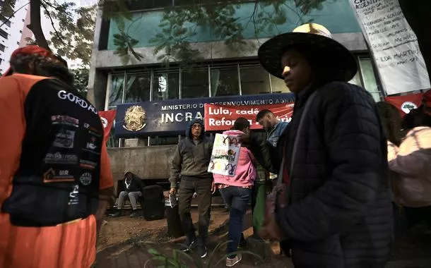 Integrantes do MST ocupam a sede do Incra, em ação que integra 25 estados