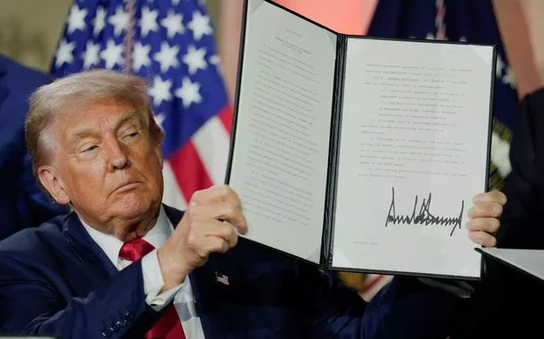 Trump vai aumentar vendas de IA para aliados e afrouxar as regras ambientais