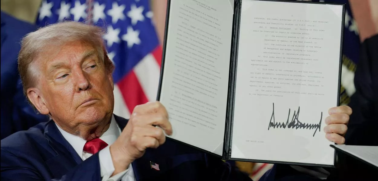 O presidente dos EUA, Donald Trump, mostra decreto relacionado à inteligência artificial 