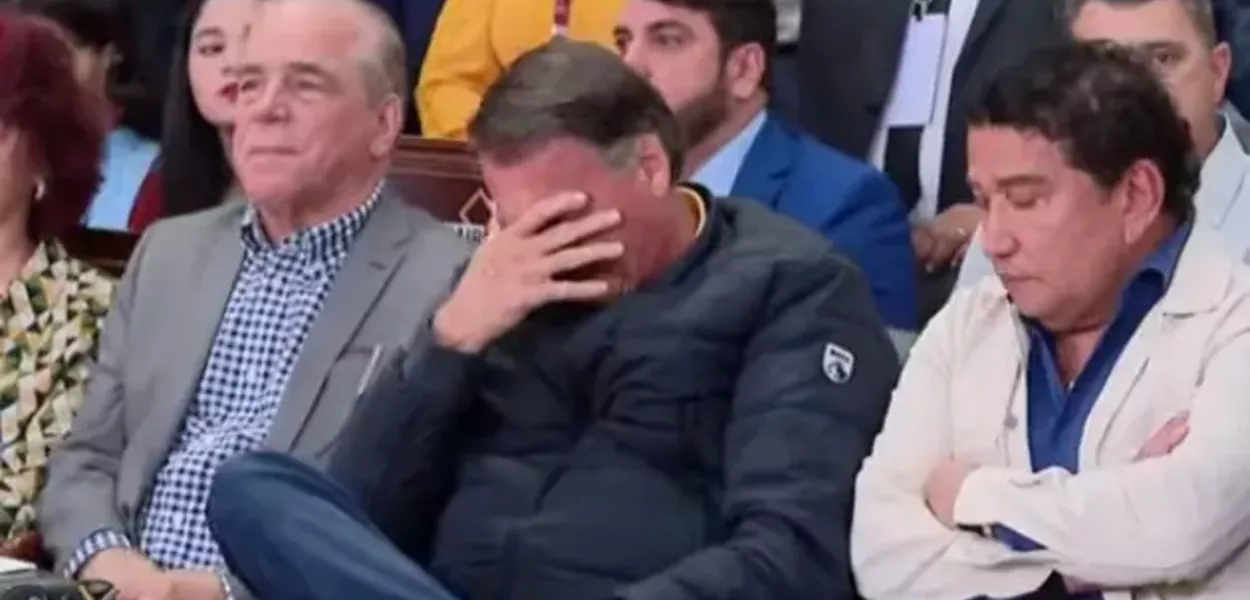 Bolsonaro chorando durante culto evangélico