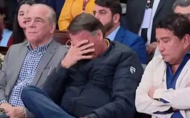 Bolsonaro vai a culto evangélico com aliados e chora diante das câmeras de TV