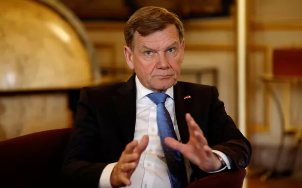 O recém-nomeado Ministro das Relações Exteriores da Alemanha, Johann Wadephul, gesticula durante uma reunião com o Ministro francês para a Europa e Relações Exteriores, Jean-Noel Barrot (não visto), no Quai d'Orsay, Ministério das Relações Exteriores da França, em Paris, França, em 7 de maio de 2025