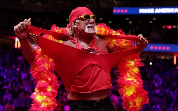 Hulk Hogan rasga camisa durante comício eleitoral de Donald Trump em Nova York