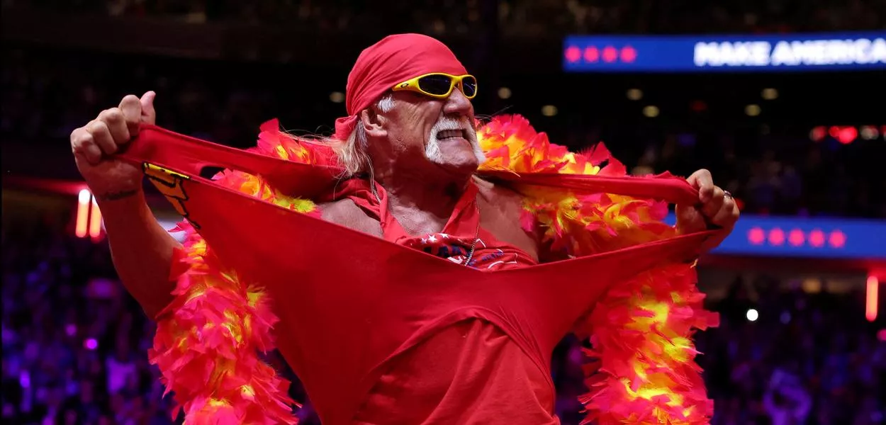 Hulk Hogan rasga camisa durante comício eleitoral de Donald Trump em Nova York