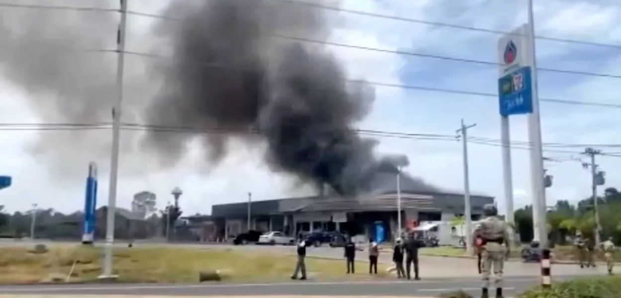 Bombeiros trabalham para extinguir incêndio em uma loja de conveniência em um posto de gasolina, em meio aos confrontos entre Tailândia e Camboja, no distrito de Kantharalak, província de Sisaket, Tailândia, em 24 de julho de 2025, nesta captura de tela obtida de um vídeo distribuído
