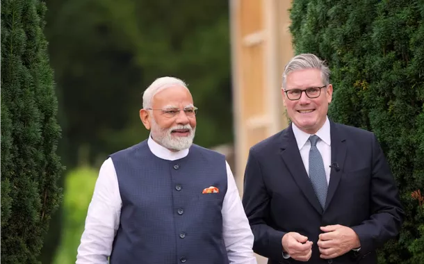 Primeiro-ministro britânico Keir Starmer e o primeiro-ministro indiano Narendra Modi caminham em Chequers, perto de Aylesbury, Inglaterra, quinta-feira, 24 de julho de 2025. 