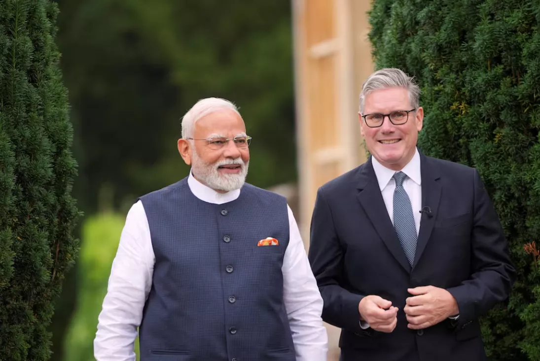 Primeiro-ministro britânico Keir Starmer e o primeiro-ministro indiano Narendra Modi caminham em Chequers, perto de Aylesbury, Inglaterra, quinta-feira, 24 de julho de 2025.