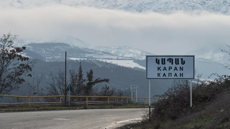 Uma placa de trânsito na região de Syunik, no sul da Armênia, em 2020