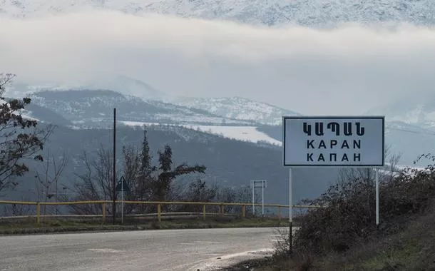 Uma placa de trânsito na região de Syunik, no sul da Armênia, em 2020