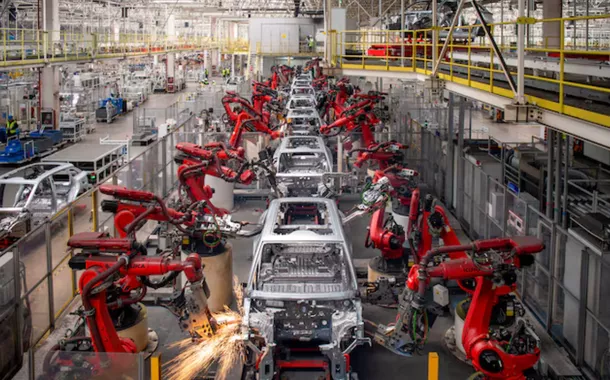 Braços robóticos montam carros na linha de produção de veículos elétricos da Leapmotor em uma fábrica em Jinhua, província de Zhejiang, China, em 26 de abril de 2023