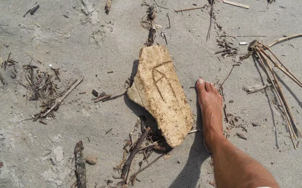 Foto feita em 25/01/2020 de fragmento de isopor, na faixa de areia da Praia do Perequê Açu (Ubatuba, Litoral Norte do Estado de São Paulo), que pode levar centenas de anos para se degradar no ambiente marinho