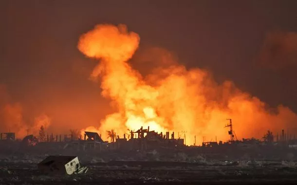 Explosão em Gaza vista do lado israelense da fronteira - 24/07/2025