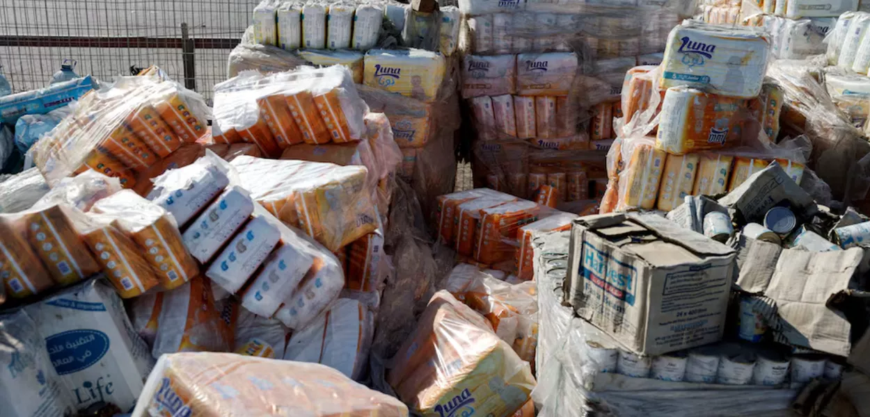 Pacotes de ajuda humanitária aguardam transferência para Gaza, no lado de Gaza da passagem de Kerem Shalom, na Faixa de Gaza, em 24 de julho de 2025