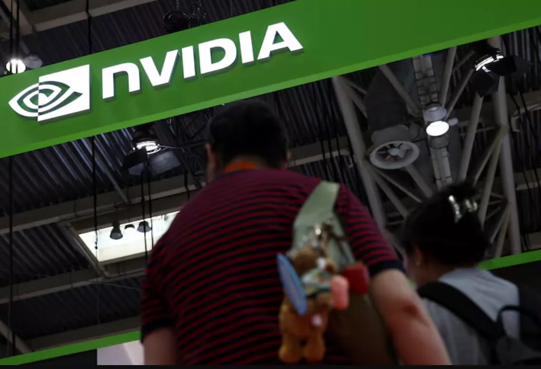 Pessoas perto do logotipo da Nvidia em seu estande durante a China International Supply Chain Expo em Pequim, China, em 16 de julho de 2025