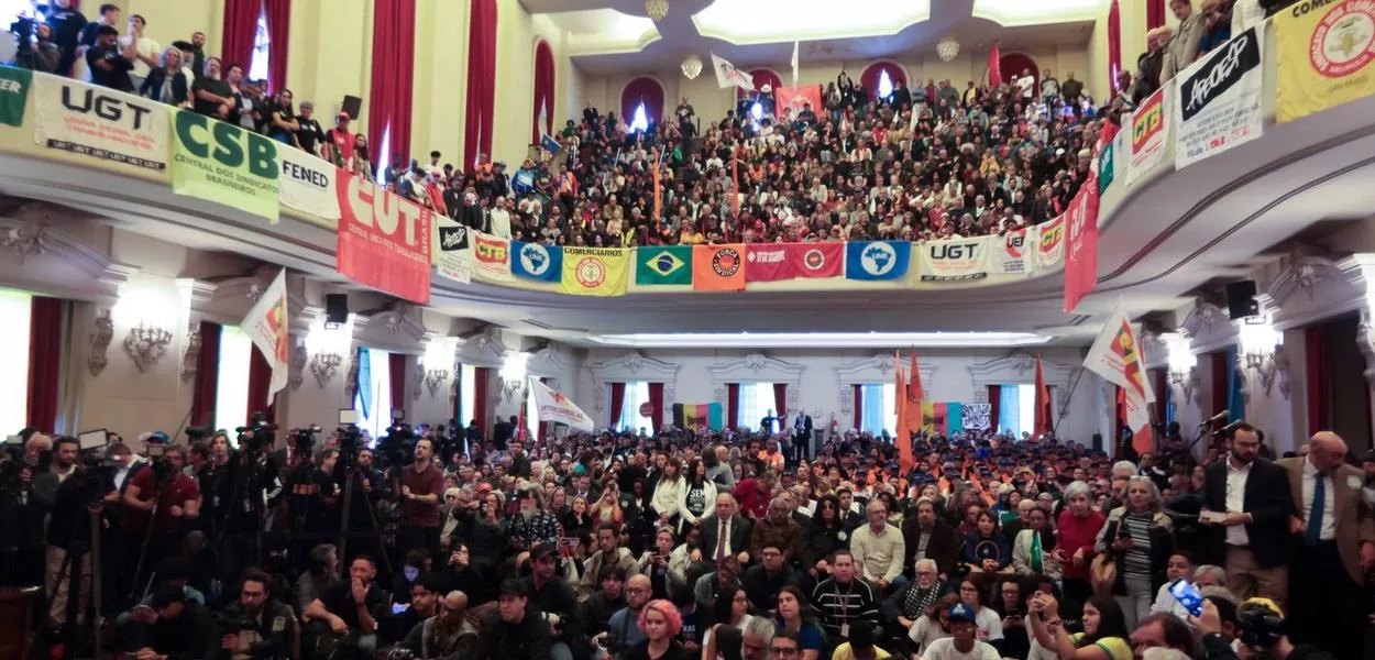 São Paulo (SP), 25/07/2025 - Pessoas participam de ato pela Soberania do Brasil, na Faculdade de Direito da USP
