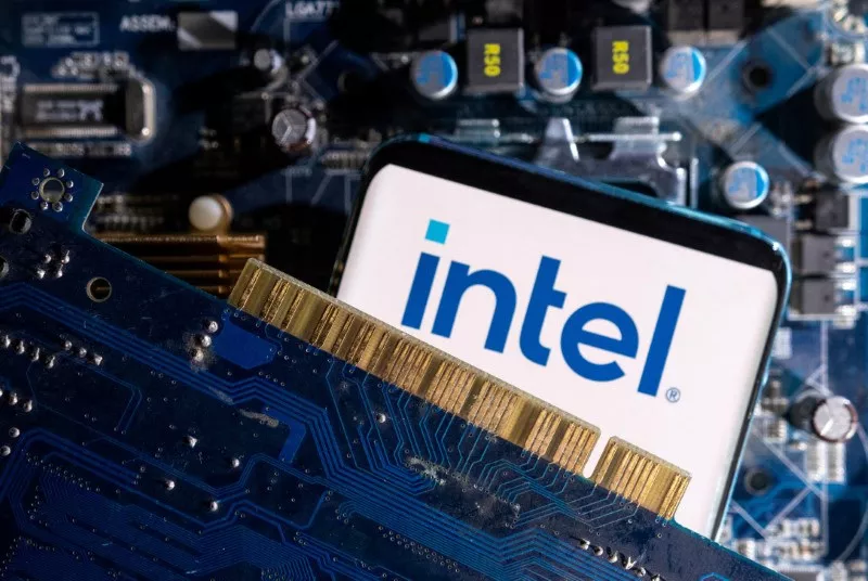 Logo da Intel entre duas placas de informática - 06/03/2023