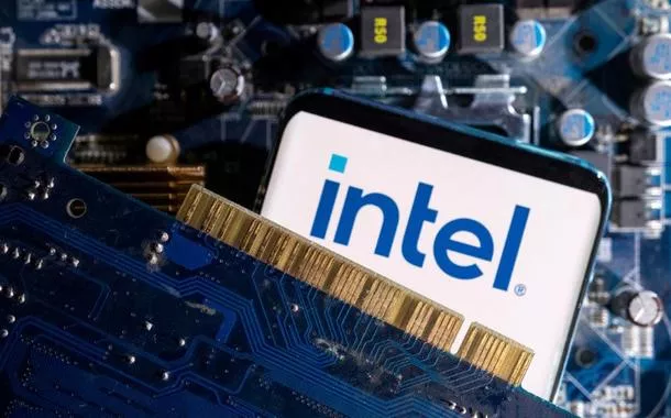 Logo da Intel entre duas placas de informática - 06/03/2023