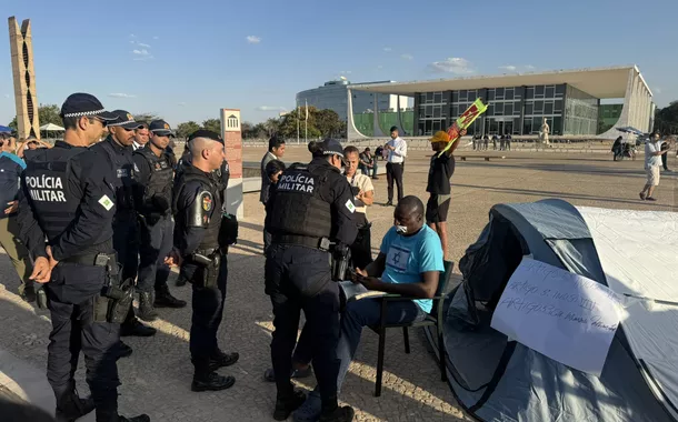 Deputado bolsonarista Hélio Lopes deixa a Praça dos Três Poderes após Moraes proibir atos da extrema direita