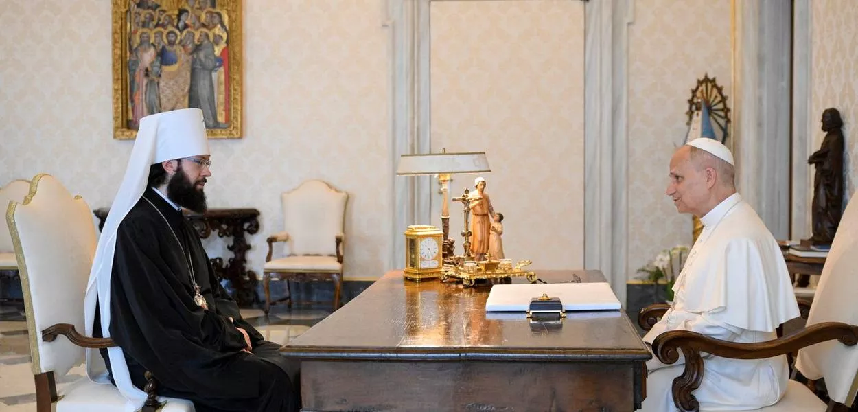 O papa Leão interage com o metropolita Anthony de Volokolamsk, no Vaticano - 26/07/2025