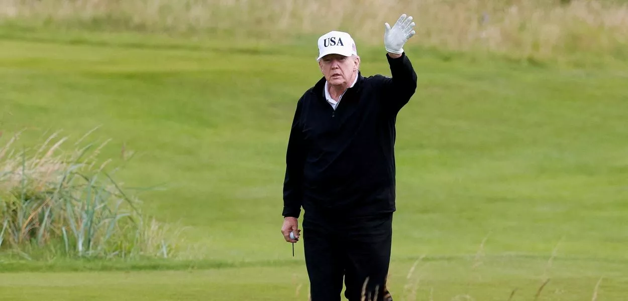 O presidente dos EUA, Donald Trump, acena no campo de golfe Trump Turnberry, em Turnberry, Escócia - 26/07/2025