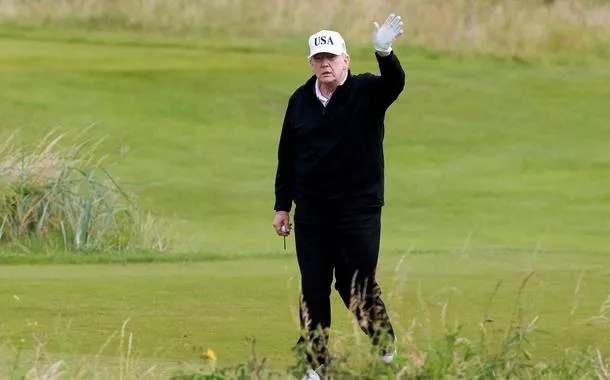 O presidente dos EUA, Donald Trump, acena no campo de golfe Trump Turnberry, em Turnberry, Escócia - 26/07/2025
