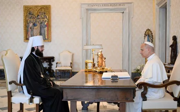 O papa Leão interage com o metropolita Anthony de Volokolamsk, no Vaticano - 26/07/2025
