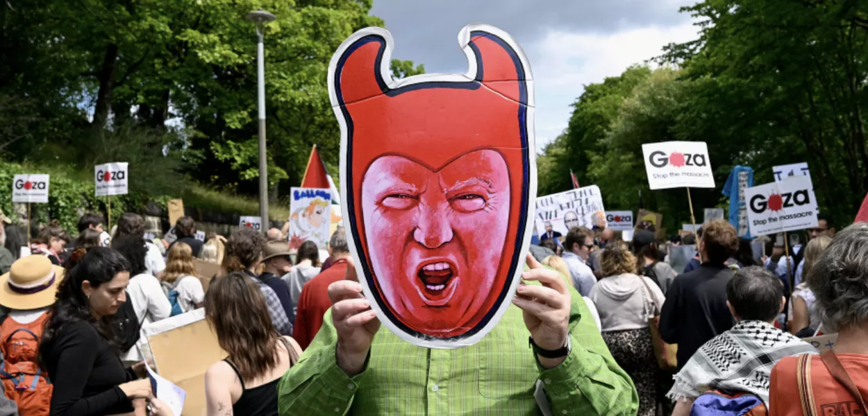 Um manifestante anti-Trump segura um recorte representando o presidente dos EUA, Donald Trump, durante um comício organizado pelo grupo de campanha "Stop Trump Coalition", protestando contra a visita de Trump, em Edimburgo, Escócia, Grã-Bretanha, em 26 de julho de 2025