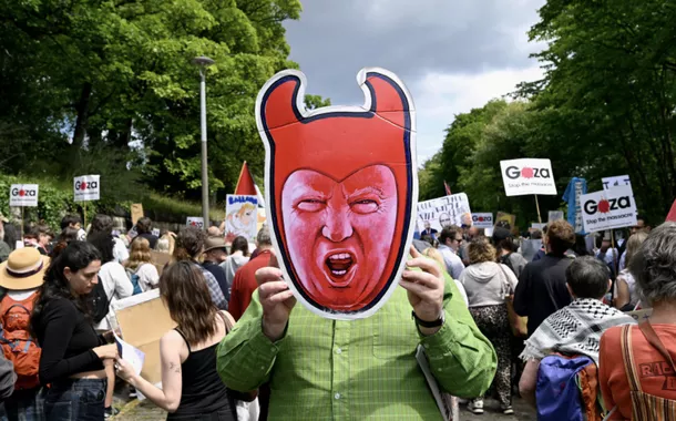 Um manifestante anti-Trump segura um recorte representando o presidente dos EUA, Donald Trump, durante um comício organizado pelo grupo de campanha "Stop Trump Coalition", protestando contra a visita de Trump, em Edimburgo, Escócia, Grã-Bretanha, em 26 de julho de 2025