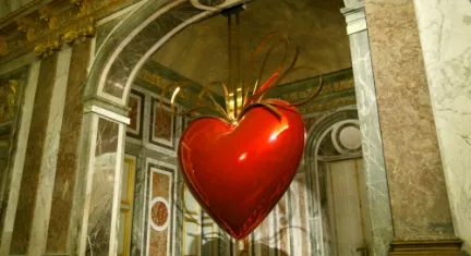 Obra de arte de Jeff Koons no Palácio de Versalhes