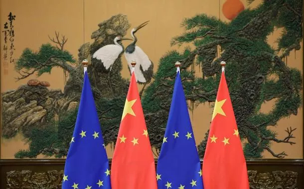 Bandeiras da União Europeia e da China na cúpula China-UE em Pequim, China - 12/07/2016
