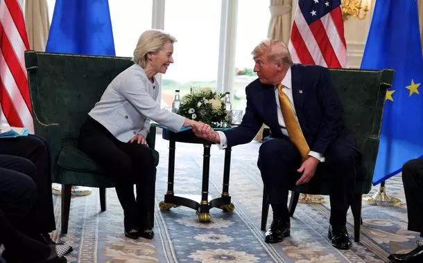 O presidente dos EUA, Donald Trump, aperta a mão da presidente da Comissão Europeia, Ursula von der Leyen, em Turnberry, Escócia - 27/07/2025