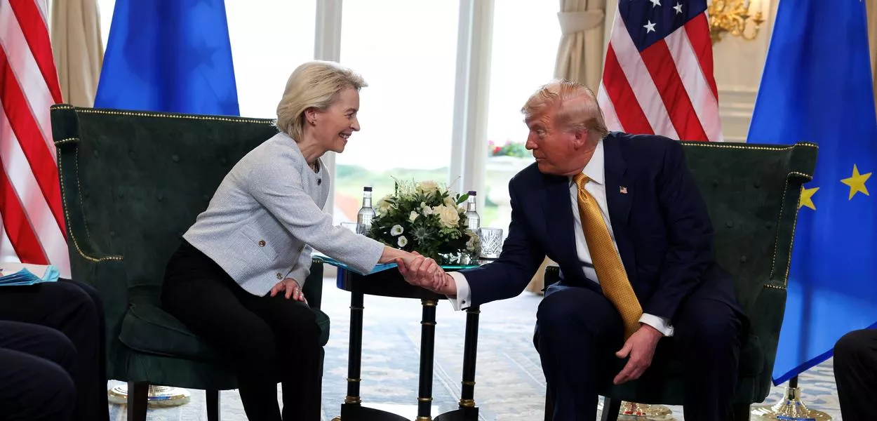 O presidente dos EUA, Donald Trump, aperta a mão da presidente da Comissão Europeia, Ursula von der Leyen, em Turnberry, Escócia - 27/07/2025