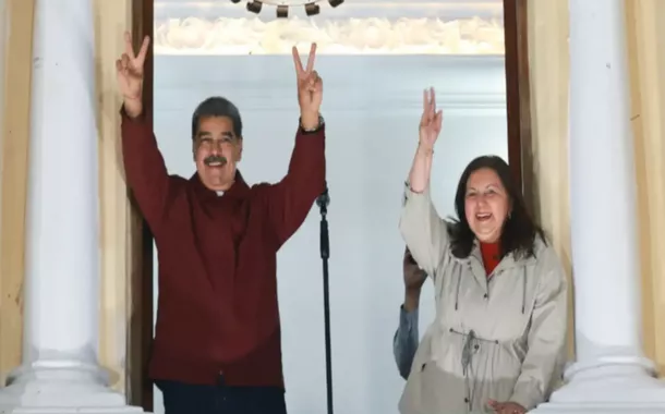 Maduro e a prefeit reeleita de Caracas, Carmen Meléndez