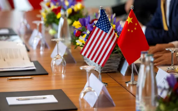As bandeiras americana e chinesa são fotografadas na mesa de negociações, durante uma reunião bilateral entre os Estados Unidos e a China, em Genebra, Suíça, em 10 de maio de 2025
