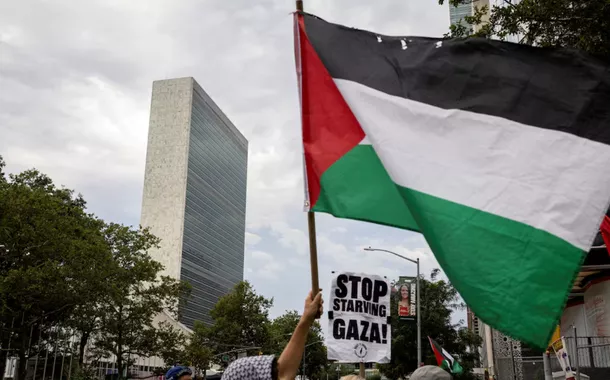 Pessoas se reúnem em frente à sede das Nações Unidas durante o protesto "Pare de Matar Gaza de Fome Agora" em meio ao conflito entre Israel e o Hamas, na cidade de Nova York, EUA, em 25 de julho de 2025